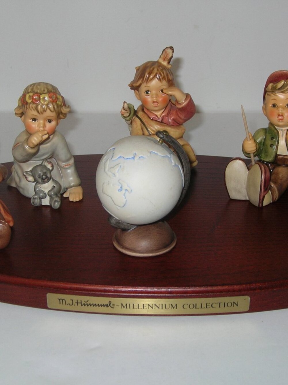 Hummel  "THE 5 WANDERERS" Figurines Millennium Collector's Set TMK8 Base Globe